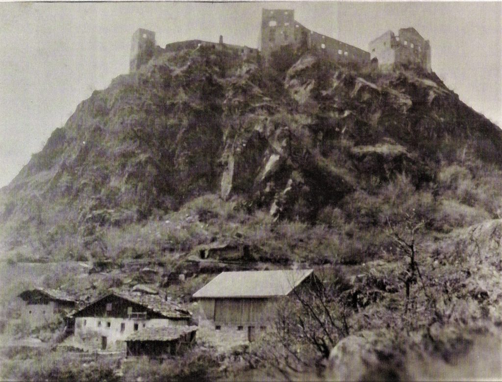 Frühe Fotografie des Hofes und der darüberliegenden Ruine Juval